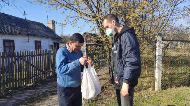 Як благодійники рятують самотніх жителів Володимира-Волинського на ізоляції