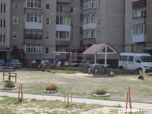 У дворі одного з будинків Луцька «плавають» дельфіни та русалки. ФОТО