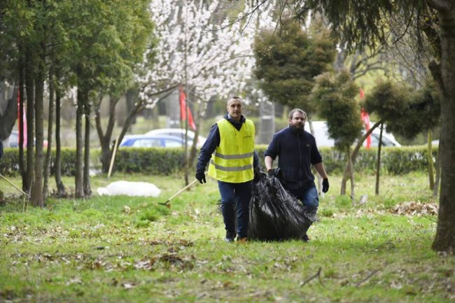 Небайдужі лучани вийшли прибирати парк. ФОТО