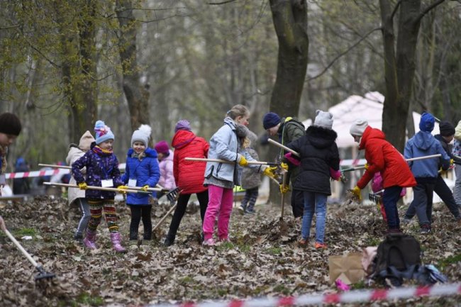 Небайдужі лучани вийшли прибирати парк. ФОТО