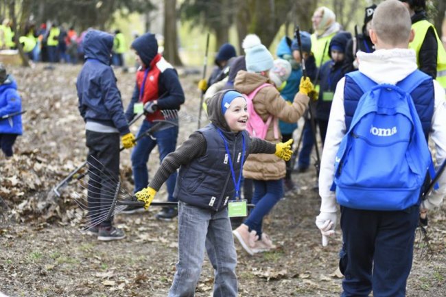 Небайдужі лучани вийшли прибирати парк. ФОТО