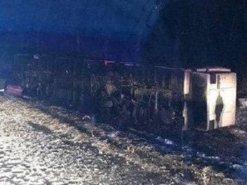 На трасі Київ-Чоп перекинувся рейсовий автобус, який їхав до Польщі: постраждали 14 людей