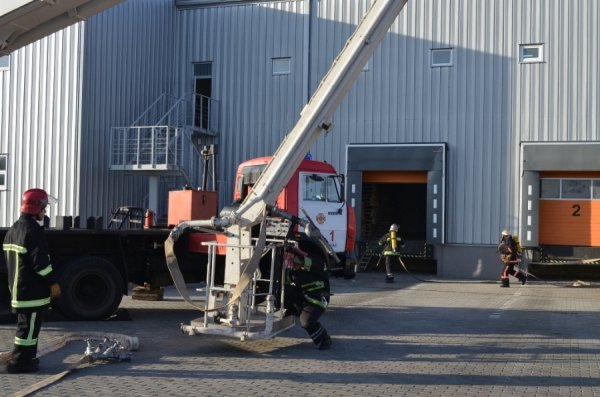 Під Луцьком - «пожежа» на фабриці. ФОТО. ВІДЕО