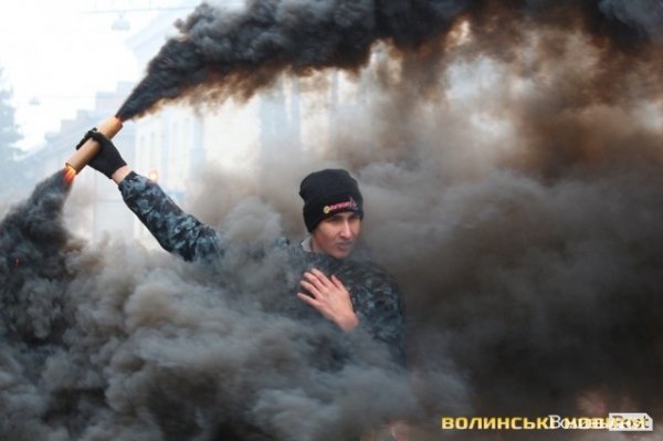 Центр Луцька оповив дим: марш фанів «Волині»