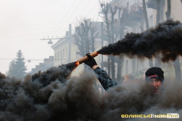 Центр Луцька оповив дим: марш фанів «Волині»