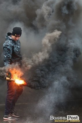 Центр Луцька оповив дим: марш фанів «Волині»