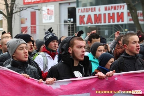 Центр Луцька оповив дим: марш фанів «Волині»