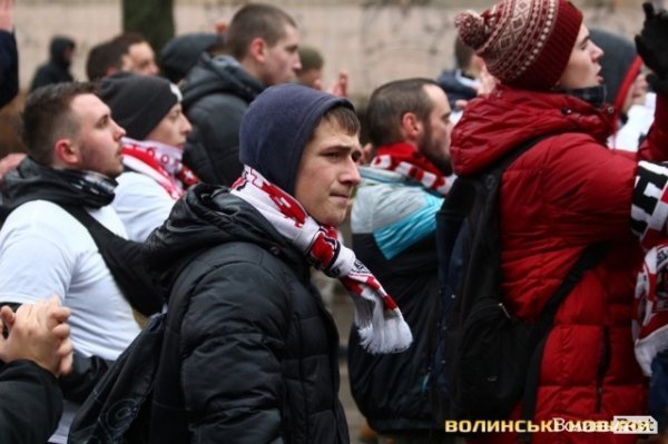 Центр Луцька оповив дим: марш фанів «Волині»