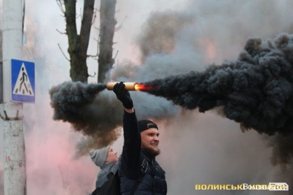 Центр Луцька оповив дим: марш фанів «Волині»