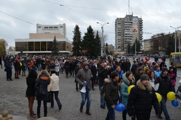 У Луцьку збудували «живий ланцюг» на підтримку євроінтеграції. ФОТО