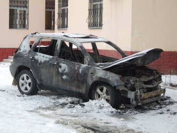 У Луцьку спалили автомобіль бізнесмена. ФОТО