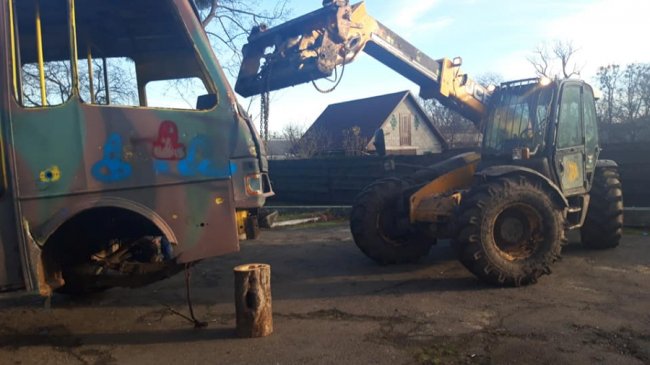 Нецензурні слова та зображення: невідомі понищили автобус учасників АТО у Ківерцях. ФОТО