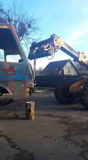 Нецензурні слова та зображення: невідомі понищили автобус учасників АТО у Ківерцях. ФОТО