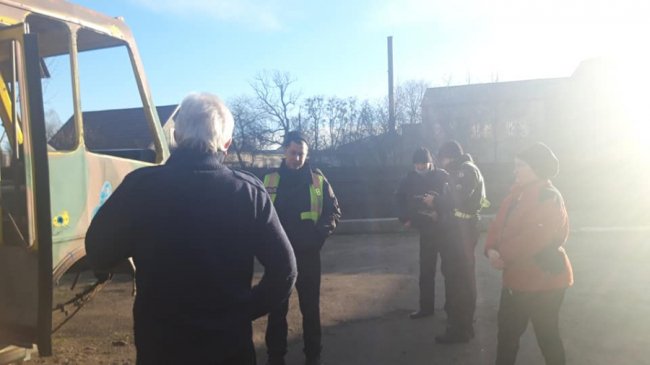 Нецензурні слова та зображення: невідомі понищили автобус учасників АТО у Ківерцях. ФОТО