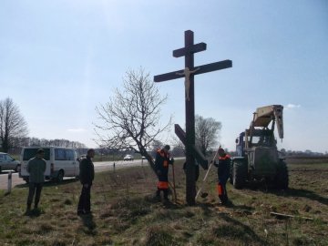 На в'їздах у Луцьк встановили хрести