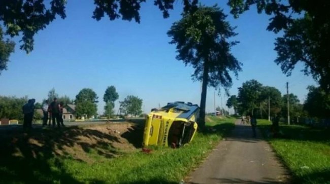 Заснув за кермом: у Білорусі перекинувся  автобус з українцями