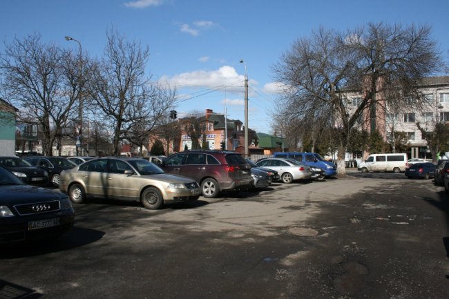  Господарський підхід: територію навколо Луцької райради облагородять та розширять парковку