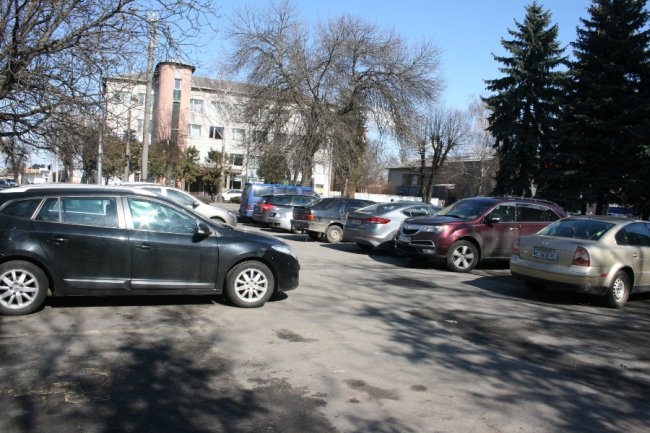  Господарський підхід: територію навколо Луцької райради облагородять та розширять парковку