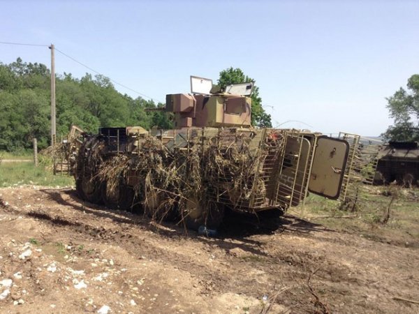 Український БТР після обстрілу. ФОТО