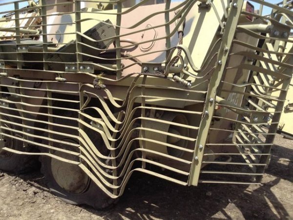 Український БТР після обстрілу. ФОТО