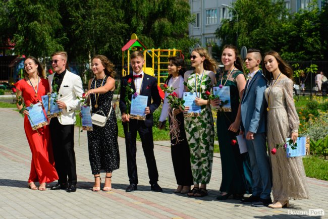 130 випускників луцьких шкіл урочисто отримали медалі: як це було. ФОТОРЕПОРТАЖ