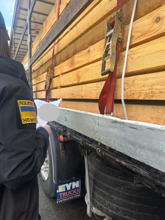 Через волинський кордон намагались незаконно провезти деревину