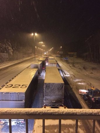 Через негоду у Києві паралізований рух транспорту. ФОТО