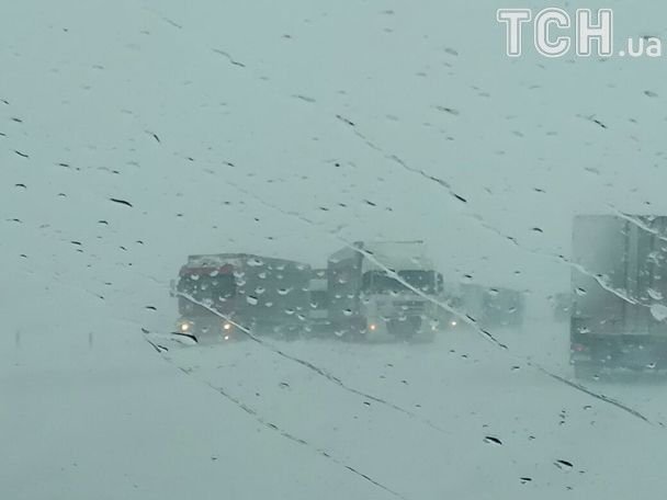 Через негоду у Києві паралізований рух транспорту. ФОТО