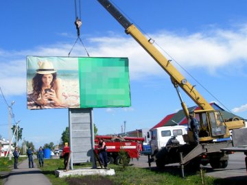 Небезпечний щит: у Луцьку демонтують низку рекламних конструкції. ПЕРЕЛІК