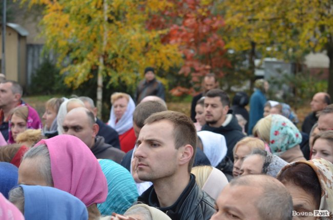 Килим із квітів та цілування рук: як у Луцьку зустріли Онуфрія. ФОТОРЕПОРТАЖ