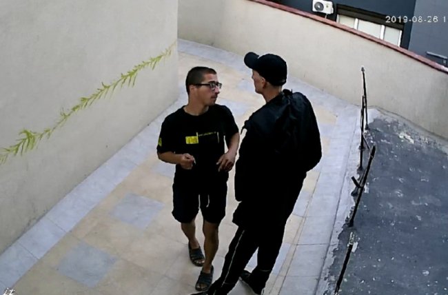 У Луцьку двоє чоловіків просто під камерами відеонагляду вкрали дитячий велосипед. ФОТО