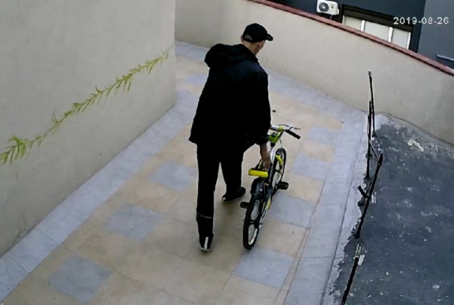 У Луцьку двоє чоловіків просто під камерами відеонагляду вкрали дитячий велосипед. ФОТО