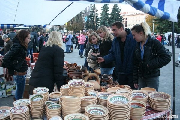 У Луцьку  роздавали борщ під наглядом охорони. ФОТО
