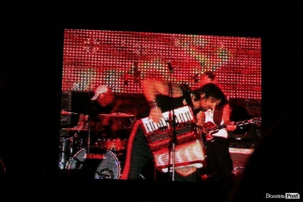 У Луцьку  роздавали борщ під наглядом охорони. ФОТО