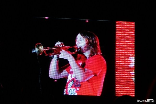 У Луцьку  роздавали борщ під наглядом охорони. ФОТО