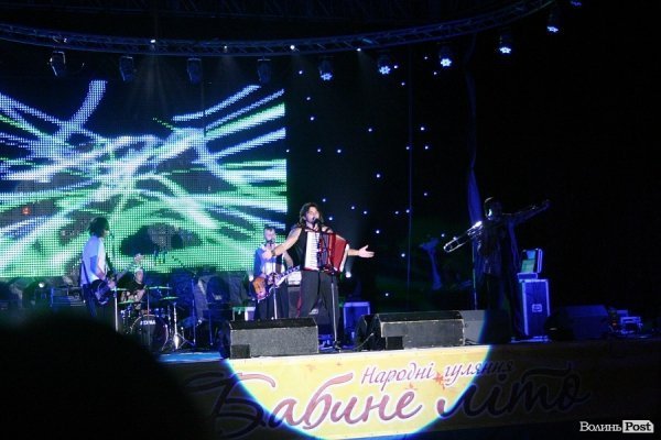 У Луцьку  роздавали борщ під наглядом охорони. ФОТО