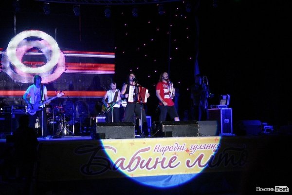 У Луцьку  роздавали борщ під наглядом охорони. ФОТО