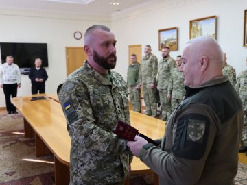 Волинянина, який отримав поранення на Авдіївському напрямку, нагородили медаллю. ФОТО