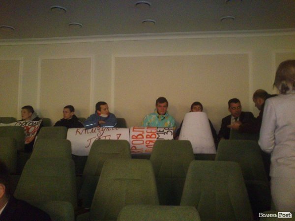 «Клімчука геть!» – плакати на сесії Волиньради. ФОТО