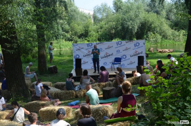 Відомий поет у Луцьку читав вірші про любов та війну. ФОТО