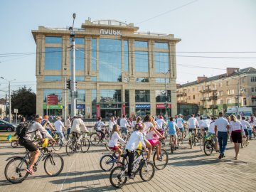 Усміхнені та у вишиванках: лучани розпочали святкування Дня Незалежності велопробігом. ФОТО