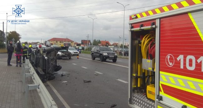 Під Луцьком сталася аварія: на місце виїжджали пожежники. ФОТО