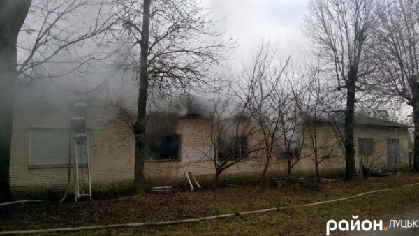 У Луцьку загорівся столярний цех. ФОТО