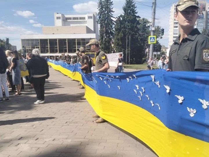 «Час не лікує»: у Луцьку 250 людей долучились до пам’ятної ходи з вшанування памʼяті загиблих захисників та захисниць