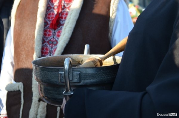 На «Різдві у Луцьку» вогнем з Віфлеєму підпалили майже 2-метрову свічку. ФОТО