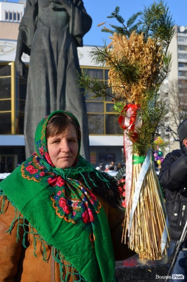 На «Різдві у Луцьку» вогнем з Віфлеєму підпалили майже 2-метрову свічку. ФОТО