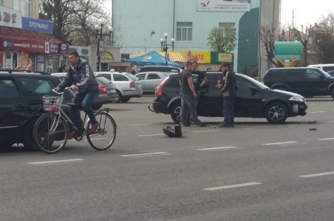 Думав, що проскочить: у місті на Волині аварія на перехресті. ФОТО