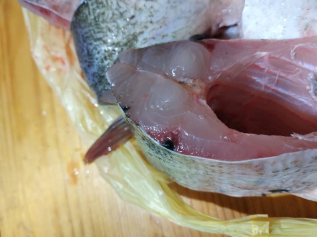  Лучанин запевняє, що купив заражену рибу на ринку «Лучеськ». ФОТО