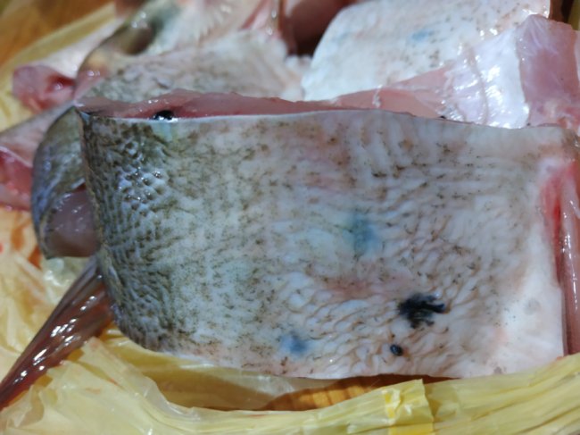  Лучанин запевняє, що купив заражену рибу на ринку «Лучеськ». ФОТО