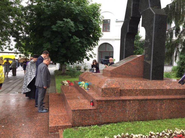 У Луцьку вшанували розстріляних в'язнів тюрми. ФОТО